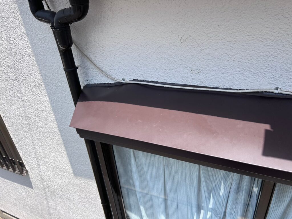 さいたま市岩槻区でカバー工法による庇の屋根修理　施工後写真