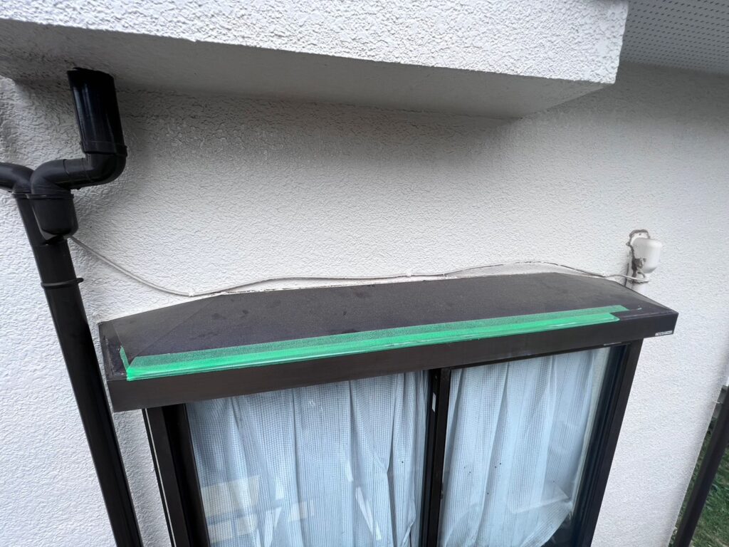 さいたま市岩槻区でカバー工法による庇の屋根修理　施工前写真