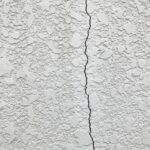 外壁のひび割れを放置すると雨漏りの原因に！修理方法や費用相場を解説