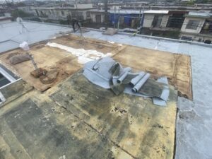 千葉市花見川区で雨漏り修理・防水工事　既存シート撤去