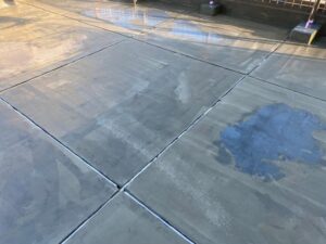 府中市で雨漏り修理・屋上防水工事　目地のコーキング作業