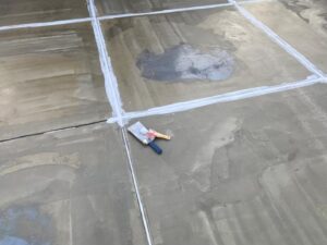 府中市で雨漏り修理・屋上防水工事　目地のコーキング作業