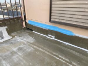 府中市で雨漏り修理・屋上防水工事　各所板金コーキング作業