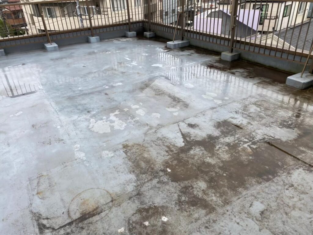 府中市で雨漏り修理・屋上防水工事　施工前写真