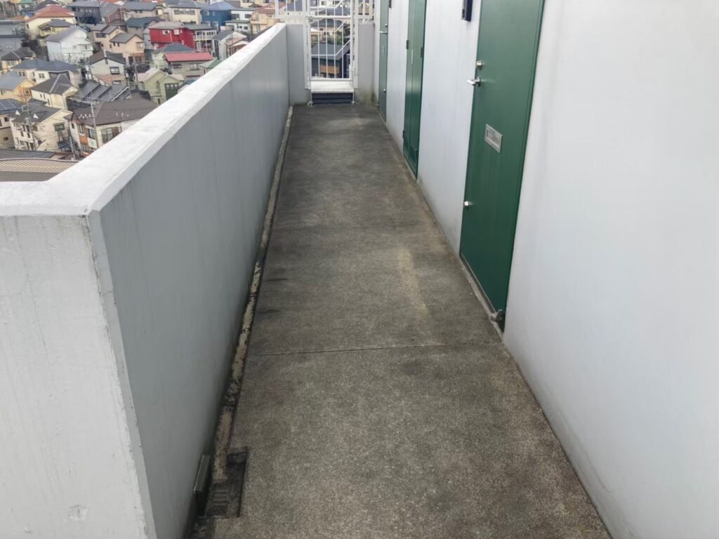 府中市でテナントビルの防水工事　施工前写真