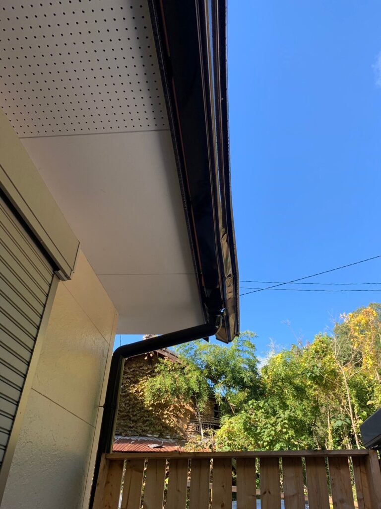 滋賀県草津市で火災保険を使った雨樋修理　施工前写真