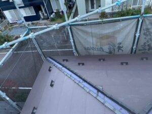 千葉市でスーパーガルテクトへのカバー工法　棟立ち上げ工法