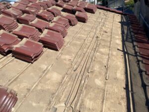 千葉市で葺き替え工事による雨漏り修理　瓦撤去