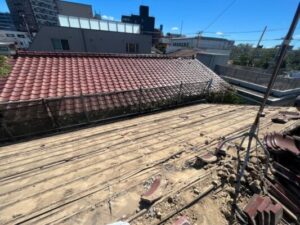 千葉市で葺き替え工事による雨漏り修理　瓦撤去