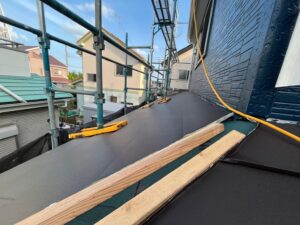 千葉市花見川区で横暖ルーフへのカバー工法　板金立ち上げ加工