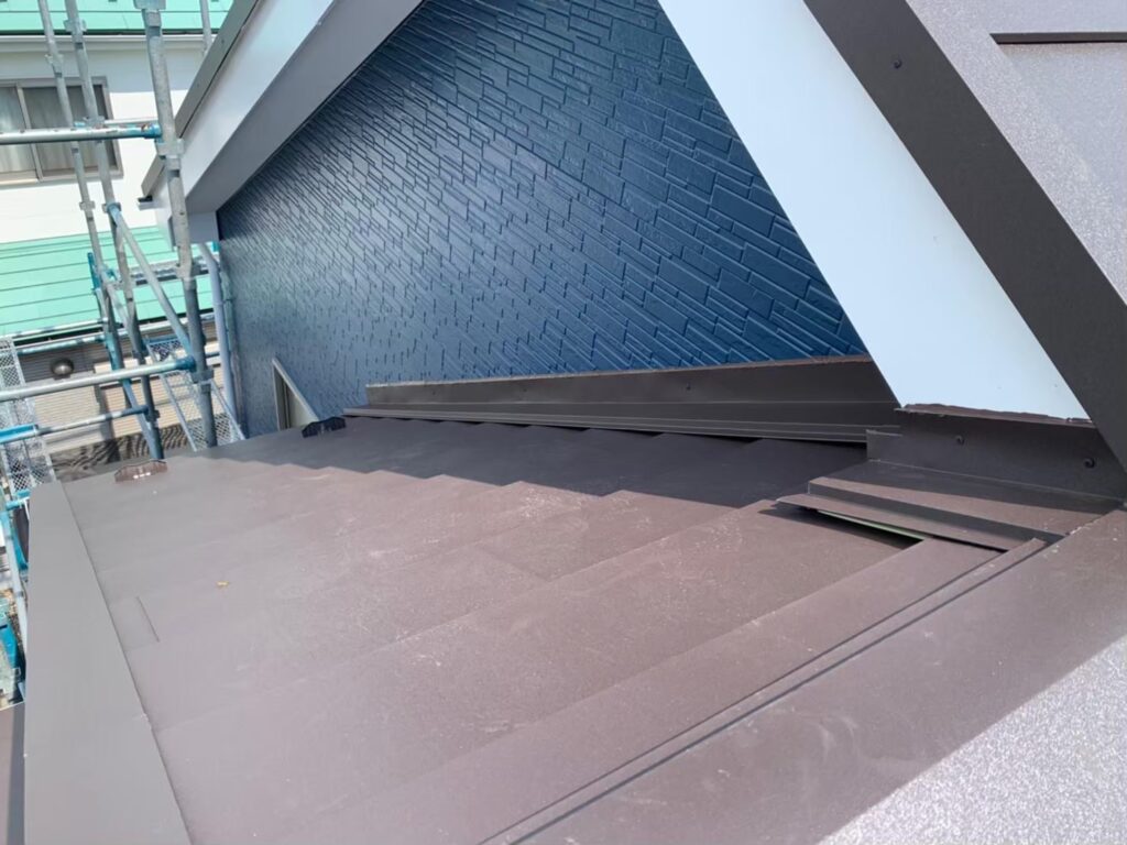 千葉市花見川区で横暖ルーフへのカバー工法　施工後写真