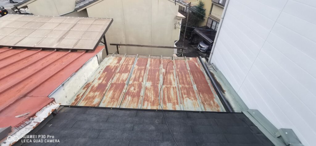 京都市右京区鳴滝にて窓枠からの雨漏り修理施工前