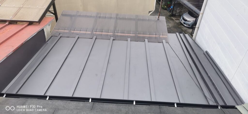 ガルバリウム鋼板にてカバー工法