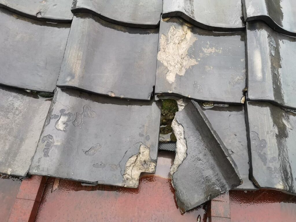 京都市右京区にて雨漏り修理施工前（瓦の破損）