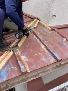 さいたま市浦和区でカバー工法による屋根修理　棟板金・貫板撤去