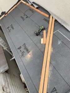 さいたま市浦和区でカバー工法による屋根修理　貫板新設