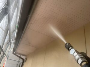 名古屋市で外壁塗装・付帯部塗装　高圧洗浄の様子