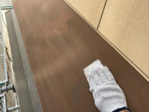 名古屋市で外壁塗装・付帯部塗装　庇のケレン作業の様子
