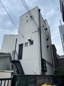 枚方市にてテナントビルの雨漏り修理・外壁塗装施工前