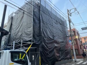 東京都府中市で雨漏り修理　足場設置の様子