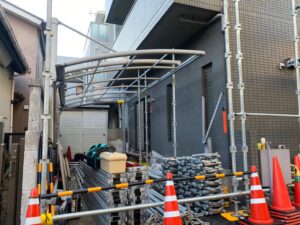 東京都府中市で雨漏り修理　足場設置の様子