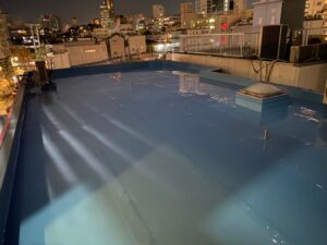 東京都府中市で雨漏り修理・ビル改修工事　ウレタン防水塗装1回目