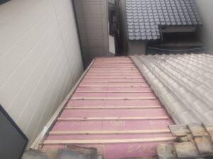 京都市左京区で葺き直し工事による雨漏り修理　野地板・ルーフィング新設