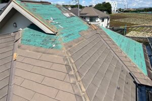 横浜市神奈川区で葺き替え工事による屋根修理　屋根材撤去