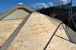 横浜市神奈川区で葺き替え工事による屋根修理　野地板増し張り