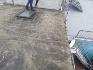 京都市北区で天窓からの雨漏り修理　既存屋根材の撤去