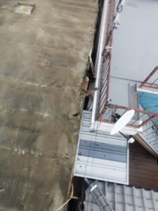 京都市北区で天窓からの雨漏り修理　既存屋根材の撤去