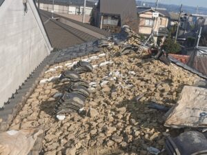 京都市西京区で葺き替え工事による雨漏り修理　既存屋根材撤去