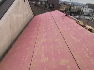 京都市西京区で葺き替え工事による雨漏り修理　ルーフィング新設