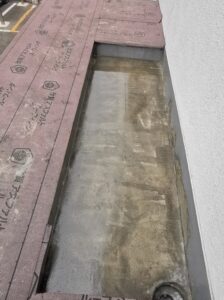 京都市右京区山ノ内でカバー工法による雨漏り修理　施工中の写真