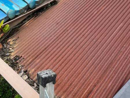 全体に錆びたトタン屋根