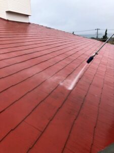 千葉市の屋根塗装　高圧洗浄の様子