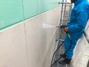 千葉市での外壁塗装　高圧洗浄の様子