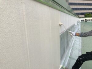 千葉市の外壁塗装　屋根との取り合い部分塗装の様子