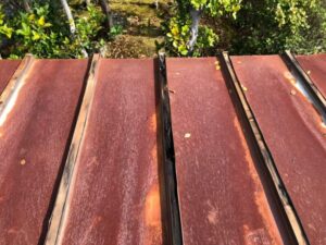 トタン屋根の雨漏り修理をコーキングで修理する方法は？DIYできる？