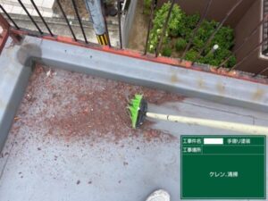 大阪府泉大津市で瓦屋根修理　屋上の階段・手摺　ケレン作業