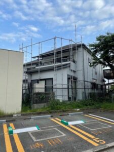 大阪府泉大津市でカバー工法による屋根修理と外壁塗装　足場設置の様子