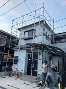 大阪府泉大津市でカバー工法による屋根修理と外壁塗装　足場設置の様子