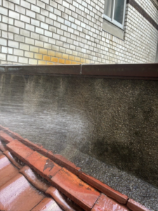 東大阪市荒本新町にて雨漏り修理 施工中