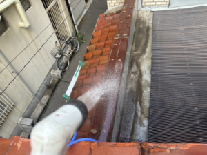 東大阪市荒本新町にて雨漏り修理 施工中
