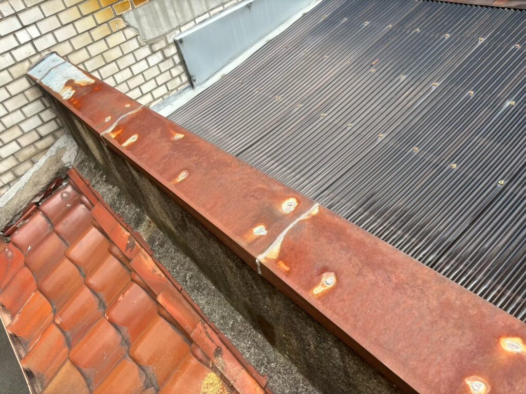 東大阪市荒本新町にて雨漏り修理 施工前