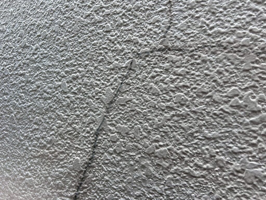 雨漏り修理 塗装 クラック