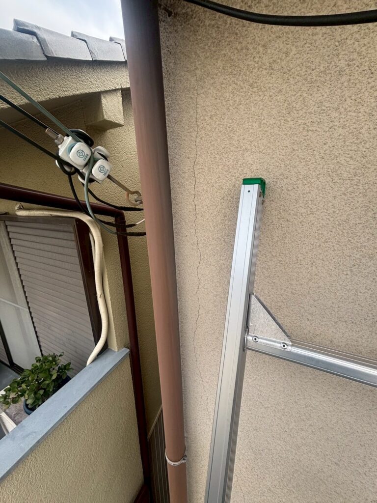 雨漏り発生部外壁クラック補修工事 施工前