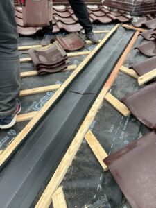 雨漏り修理〈瓦補修〉谷板金設置