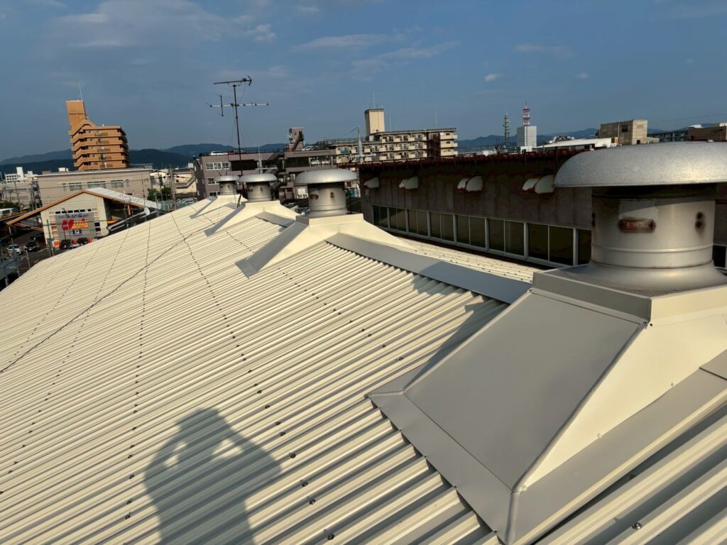 京都市右京区にて雨漏り修理〈工場波板スレートの屋根修理〉 施工後