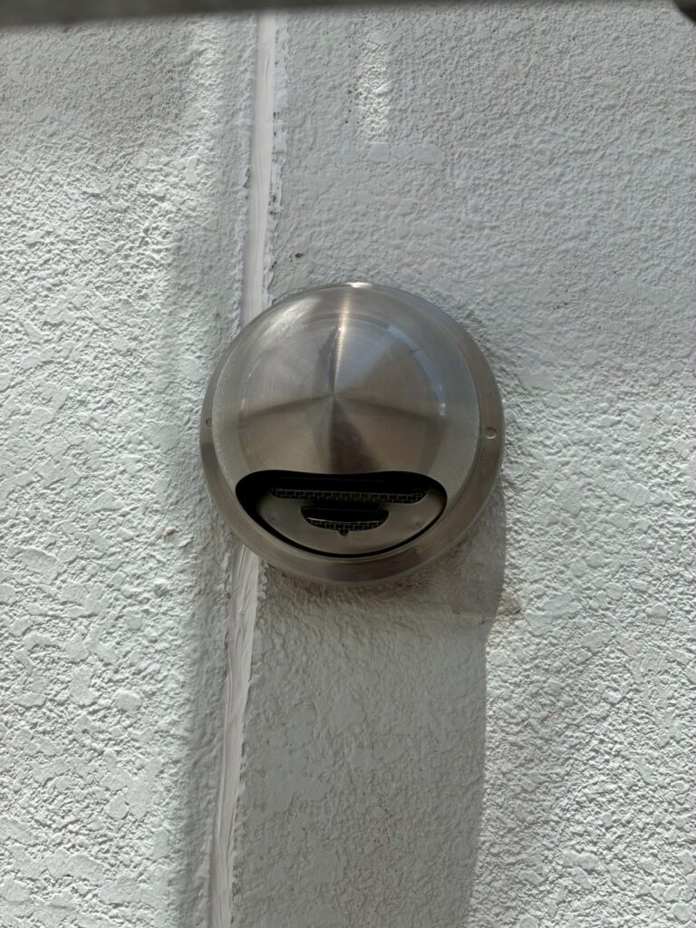 大阪府東大阪市新家町にて換気扇と外壁のひび割れからの雨漏り修理 施工後